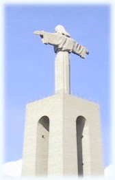 Le cristo rei, embrasse lisbonne et la protege